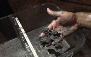 堆積した泥や砂、粉塵